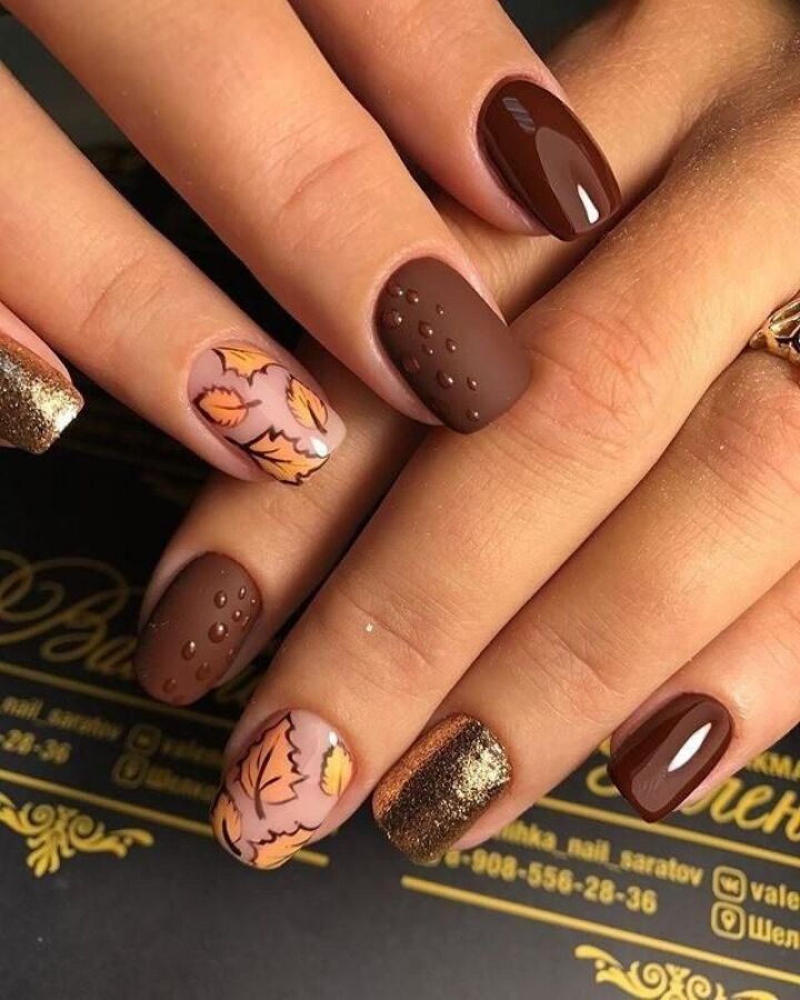 Brown autumn nails with leaves design