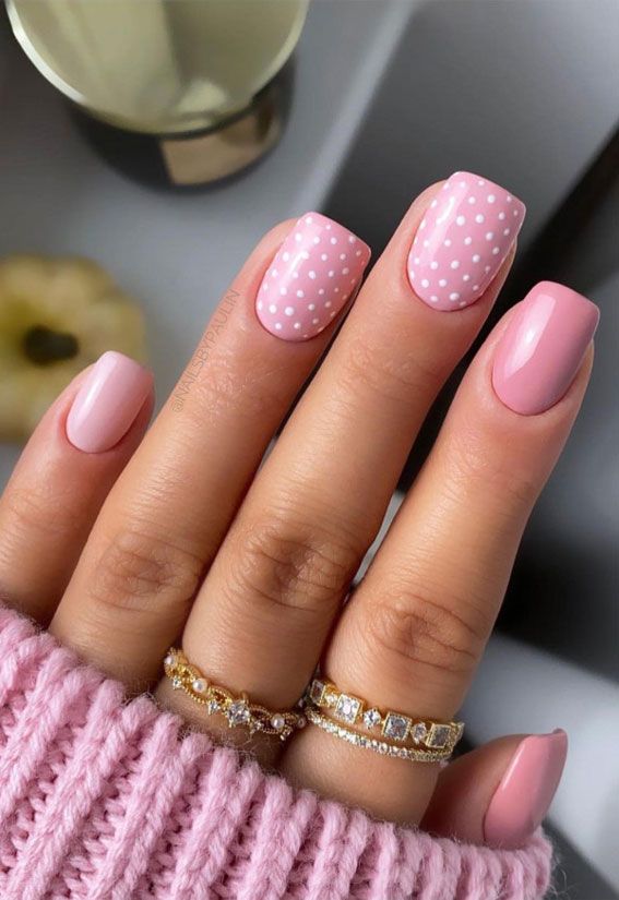 Polka dots pink nails